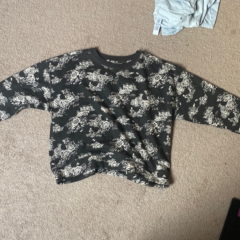 Dark grey floral vintage pullover crewneck 🖤🩶🤍